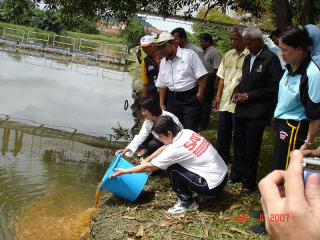 Y.B. Ng Siew Lai melancarkan kaedah membersih air sungai dengan EM pada 04 Nov. 2007